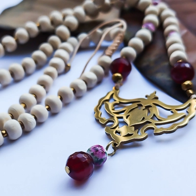 گردنبند آویز طلایی و سنگ زرشکی