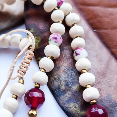گردنبند چوب و سنگ زرشکی