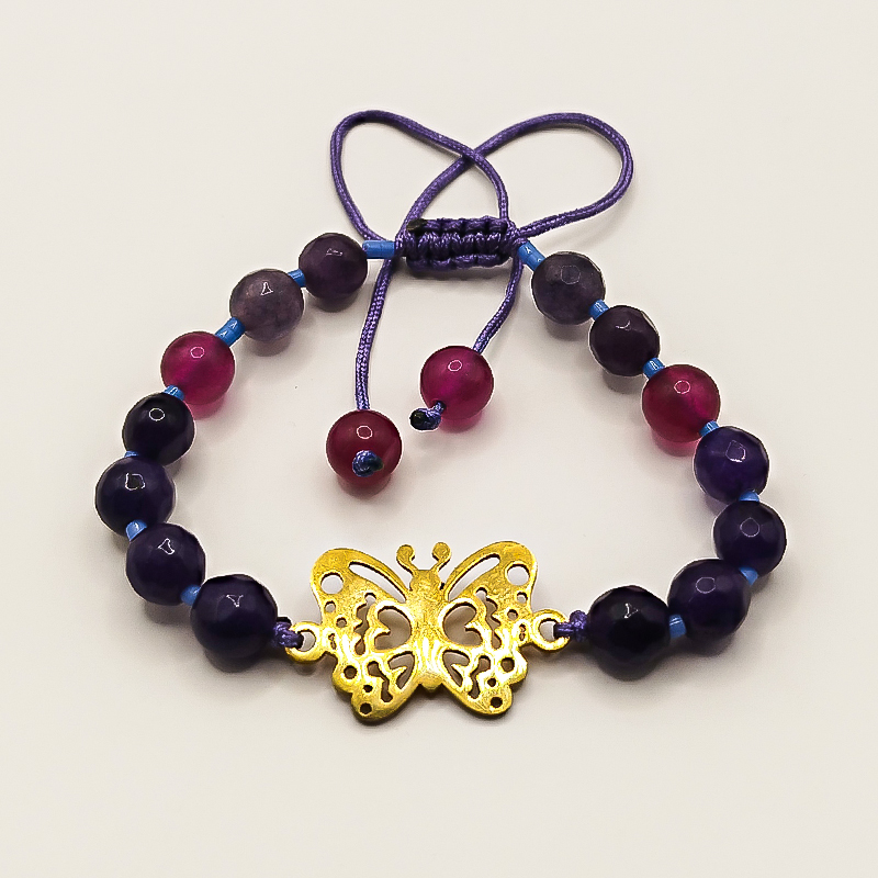 دستبند سنگ عقیق بنفش و سرخابی پلاک پروانه بلتا گالری مدل دایانا 2 نمای کلی از دستبند زنانه مدل دایانا با سنگهای عقیق بنفش و سرخابی و پلاک پروانه طلایی