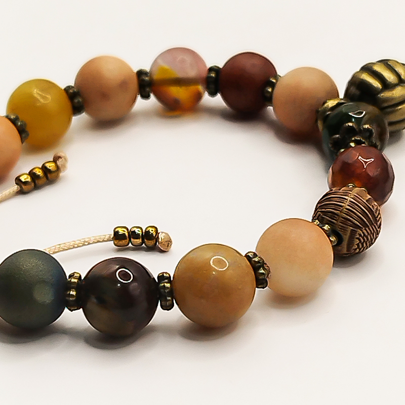 دستبند سنگی بلتاگالری مدل هیرو با آویز کاموا برنجی 2 دستبند سنگی بلتاگالری مدل هیرو با آویز کاموا برنجی