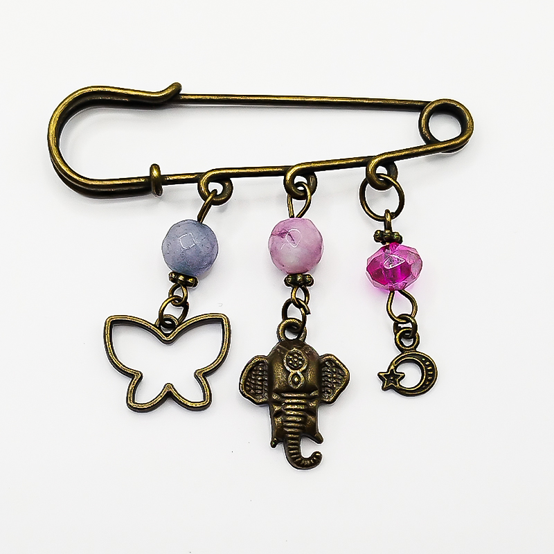 سنجاق سینه برنزی سنگ عقیق و آویز فیل بلتاگالری مدل فریماه 6 سنجاق تزئینی با آویز فیل و سنگ صورتی