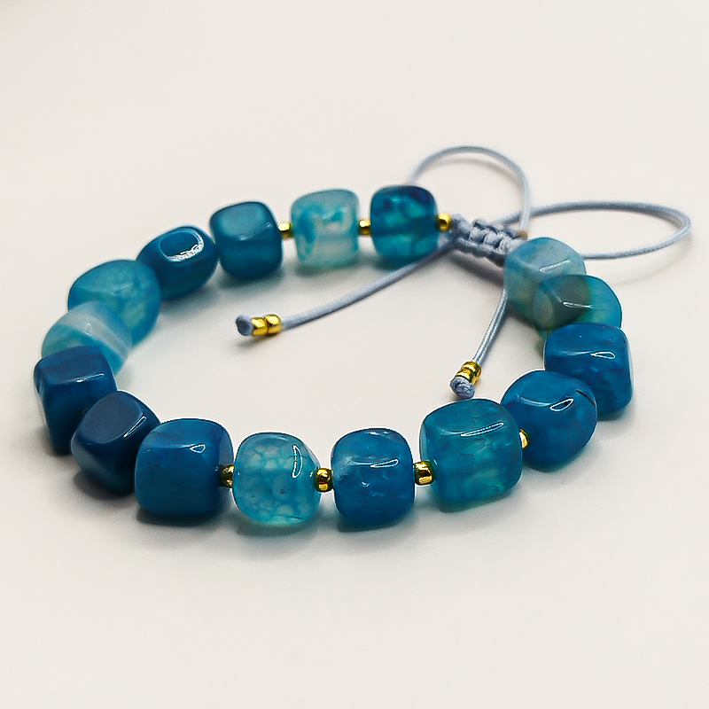 دستبند سنگ عقیق آبی و منجوق میوکی بلتا گالری مدل مهشید 7 دستبند شیک عقیق آبی با جزئیات طلایی