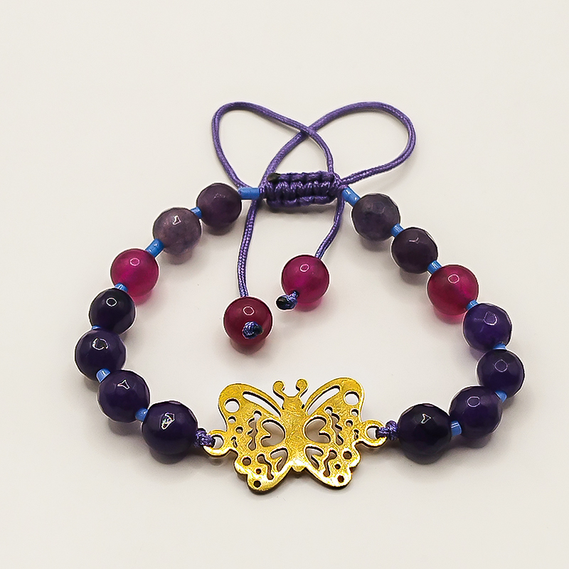 دستبند سنگ عقیق بنفش و سرخابی پلاک پروانه بلتا گالری مدل دایانا 19 نمای بالایی از دستبند عقیق و پلاک پروانه طلایی