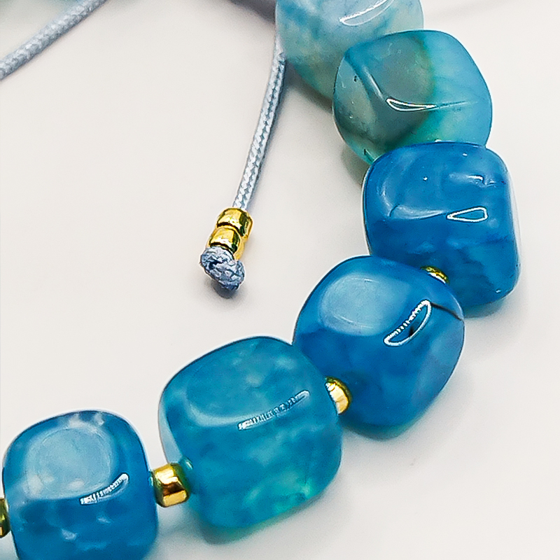 دستبند سنگ عقیق آبی و منجوق میوکی بلتا گالری مدل مهشید 10 دستبند درمانی سنگ عقیق آبی