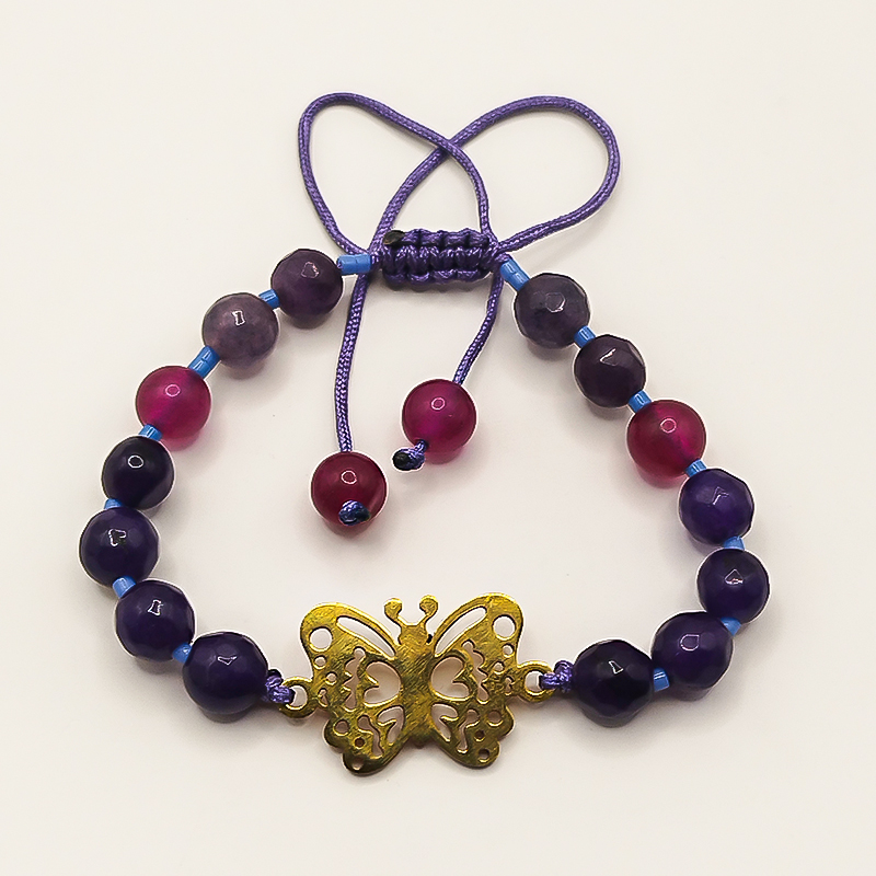 دستبند سنگ عقیق بنفش و سرخابی پلاک پروانه بلتا گالری مدل دایانا 13 نمای بسته از سنگهای عقیق تراشخورده بنفش و سرخابی