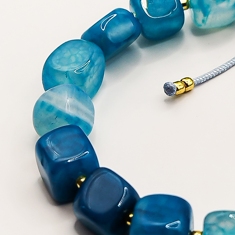 دستبند سنگ عقیق آبی و منجوق میوکی بلتا گالری مدل مهشید 11 دستبند سنگ عقیق آبی براق با بند خاکستری