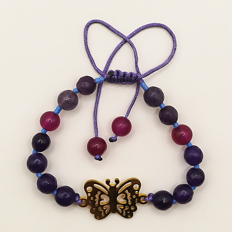 دستبند سنگ عقیق بنفش و سرخابی پلاک پروانه بلتا گالری مدل دایانا 12 دستبند با پلاک پروانه طلایی و نخ بنفش براق