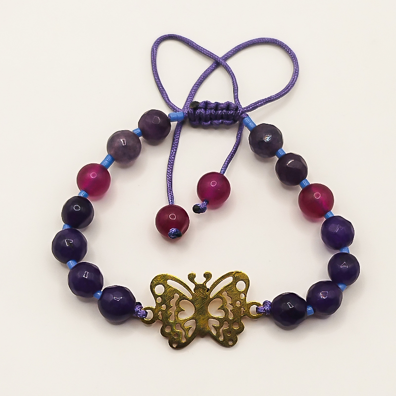 دستبند سنگ عقیق بنفش و سرخابی پلاک پروانه بلتا گالری مدل دایانا 11 جزئیات منجوقهای آبی و سنگهای عقیق در دستبند دایانا