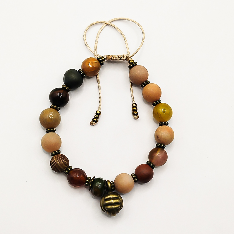 دستبند سنگی بلتاگالری مدل هیرو با آویز کاموا برنجی