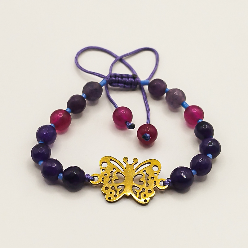 دستبند سنگ عقیق بنفش و سرخابی پلاک پروانه بلتا گالری مدل دایانا 20 جزئیات طلایی پروانه در میان سنگهای طبیعی
