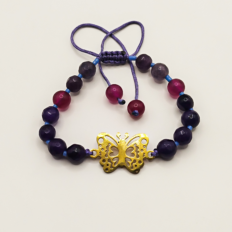 دستبند سنگ عقیق بنفش و سرخابی پلاک پروانه بلتا گالری مدل دایانا 17 عقیقهای صیقلی و پلاک طلایی پروانه در دستبند بلتا