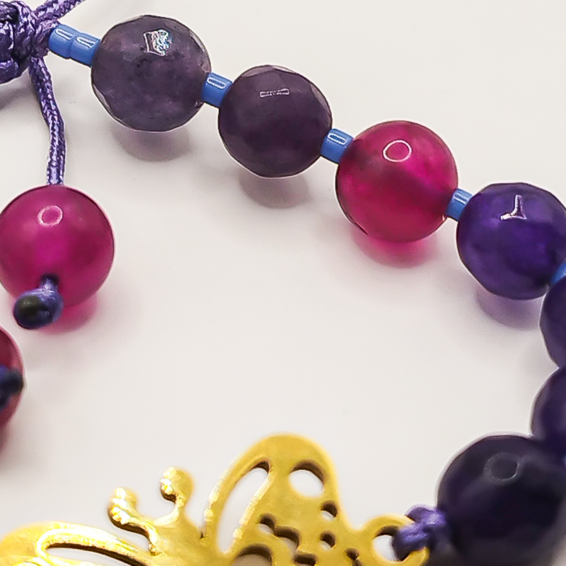 دستبند سنگ عقیق بنفش و سرخابی پلاک پروانه بلتا گالری مدل دایانا 3 تصویر نزدیک از سنگهای عقیق سرخابی و بنفش در دستبند دایانا