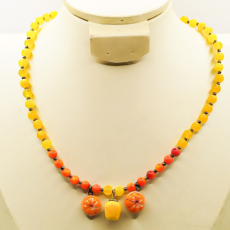 گردنبند سنگی بلتاگالری مدل آیناز 2 گردنبند من، قصهی طلوع هر روز است… زیباترین تکههای طبیعت در هم تنیده شدهاند تا یادم بیاورند که زندگی حتی در سادهترین لحظهها میدرخشد. سنگ عقیق زرد با رنگ زنده و درخشانش، همان خورشید کوچکی است که در میان روزهای خاکستری میتابد؛ سنگی که گفتهاند دل را آرام میکند، حس امنیت میبخشد و انرژی مثبت را در سراسر بدن جاری میسازد. در کنار آن، صدف نارنجی با درخشش نرم و گرمای دریاییاش، نشانهای از پاکی و قدرت درونی است؛ صدفی که از دل امواج بیرون آمده تا آرامش دریا را در قلبت زنده کند. گردنبند سنگی بلتاگالری مدل آیناز