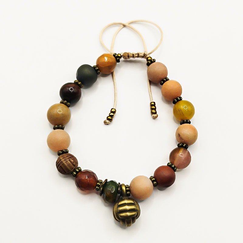 دستبند سنگی بلتاگالری مدل هیرو با آویز کاموا برنجی 10 دستبند سنگی بلتاگالری مدل هیرو با آویز کاموا برنجی