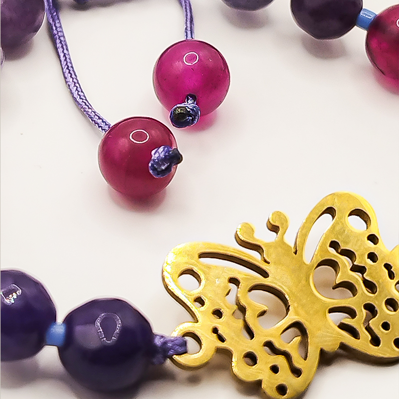 دستبند سنگ عقیق بنفش و سرخابی پلاک پروانه بلتا گالری مدل دایانا 4 پلاک طلایی پروانه در میان سنگهای عقیق بنفش و سرخابی