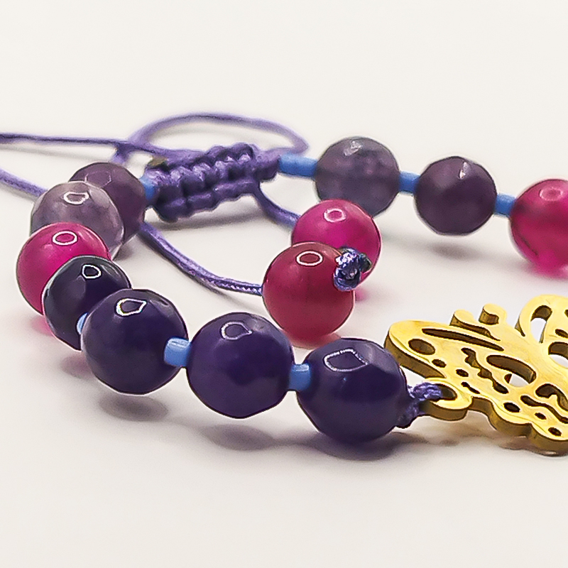 دستبند سنگ عقیق بنفش و سرخابی پلاک پروانه بلتا گالری مدل دایانا 15 دستبند عقیق سرخابی و بنفش با جزئیات دقیق از سنگها و پلاک