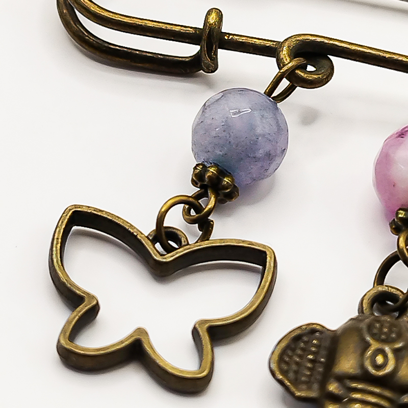 سنجاق سینه برنزی سنگ عقیق و آویز فیل بلتاگالری مدل فریماه 14 سنجاق سینه برنزی با آویزهای نمادین و مهرههای رنگی