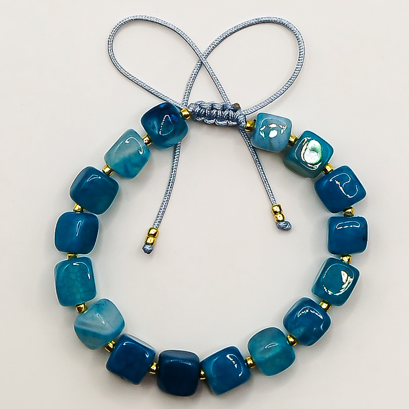 دستبند سنگ عقیق آبی و منجوق میوکی بلتا گالری مدل مهشید 9 دستبند سنگ عقیق آبی با مهره طلایی