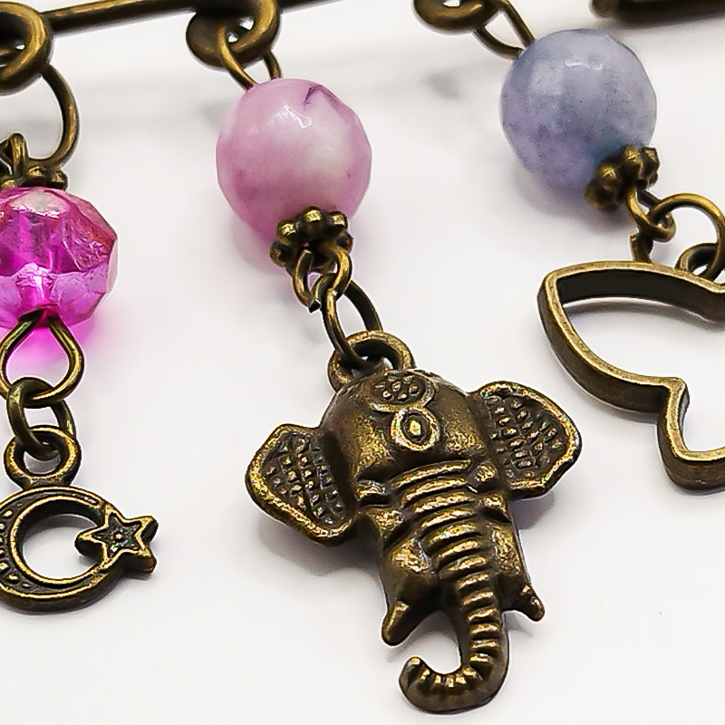 سنجاق سینه برنزی سنگ عقیق و آویز فیل بلتاگالری مدل فریماه 15 سنجاق فانتزی برنزی با مهرههای آبی و صورتی