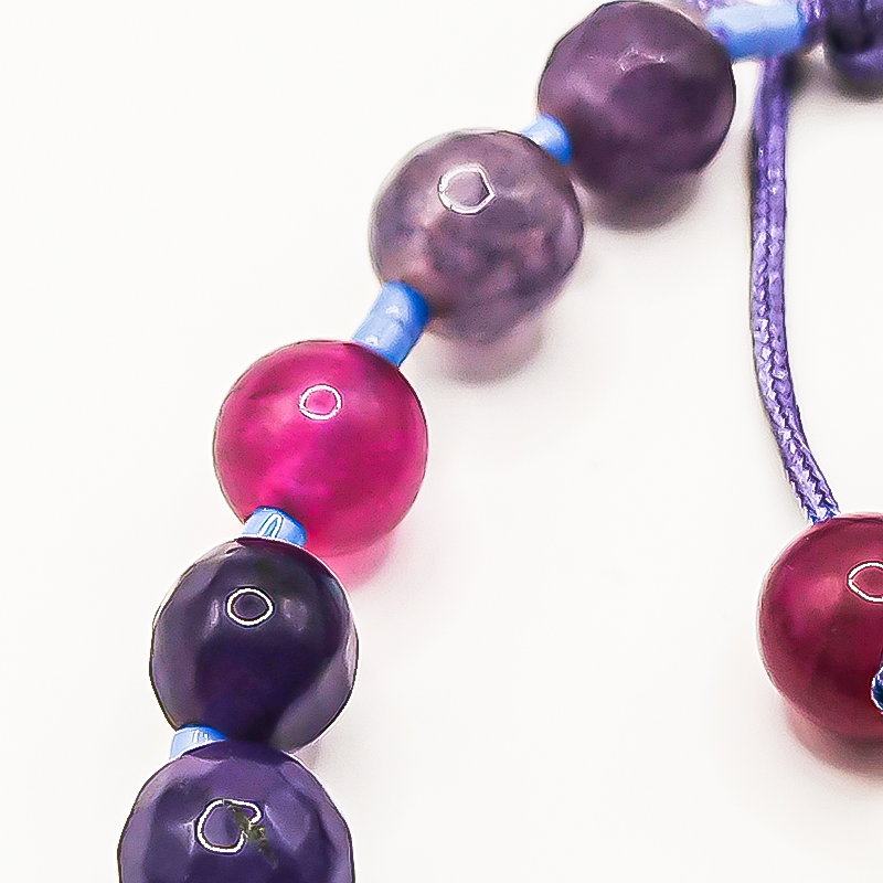 دستبند سنگ عقیق بنفش و سرخابی پلاک پروانه بلتا گالری مدل دایانا 14 نمای جانبی دستبند دایانا با سنگهای طبیعی و نخ بنفش