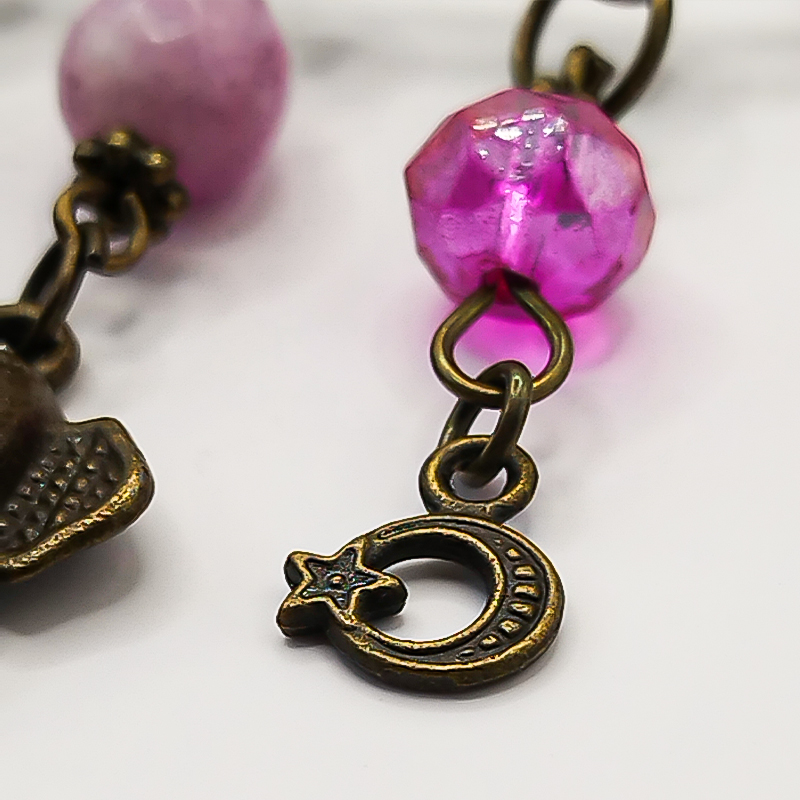 سنجاق سینه برنزی سنگ عقیق و آویز فیل بلتاگالری مدل فریماه 7 سنجاق دکوراتیو با آویز پروانه و مهره آبی