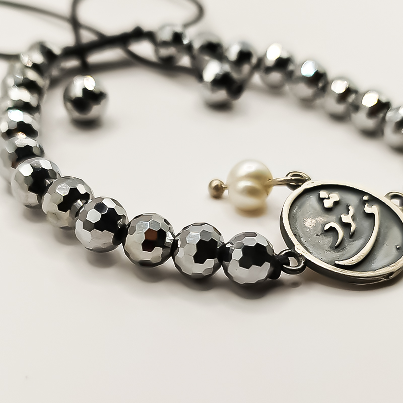 دستبند نقره ای با پلاک نقره بلتاگالری مدل می شود 2 دستبند نقره ای با پلاک نقره بلتاگالری مدل می شود