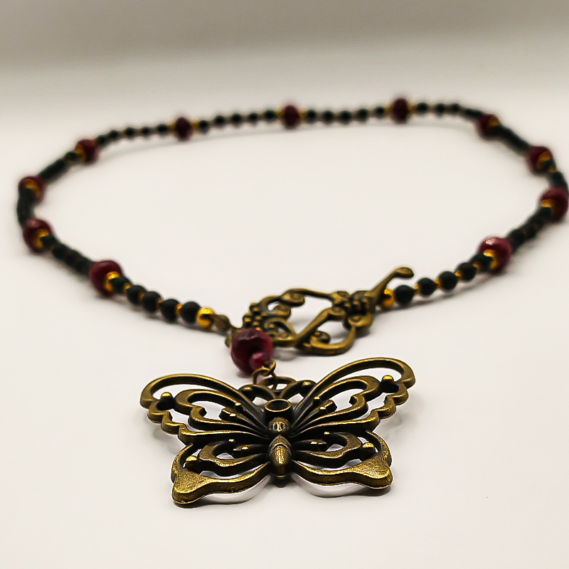 گردنبند سنگی بلتاگالری مدل فریماه با پلاک پروانه 8 گردنبند سنگی بلتاگالری مدل فریماه با پلاک پروانه