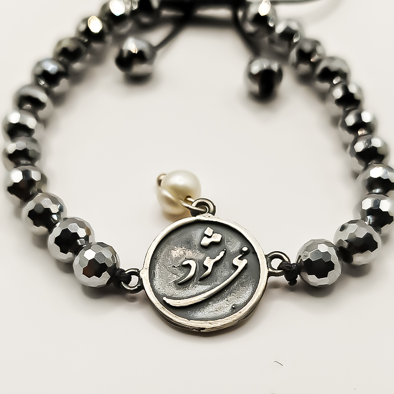 دستبند نقره ای با پلاک نقره بلتاگالری مدل می شود 3 دستبند نقره ای با پلاک نقره بلتاگالری مدل می شود