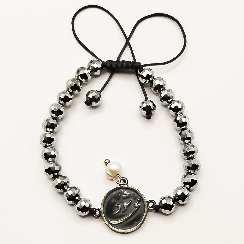 دستبند نقره ای با پلاک نقره بلتاگالری مدل می شود 1 دستبند نقره ای با پلاک نقره بلتاگالری مدل می شود