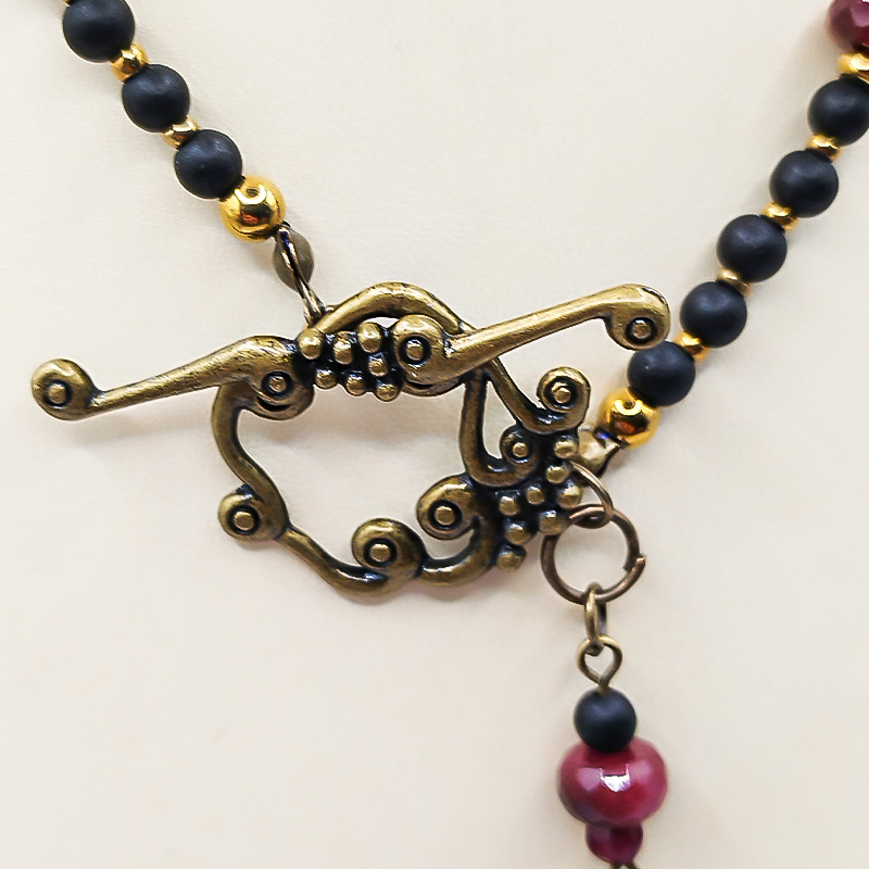 گردنبند سنگی بلتاگالری مدل فریماه با پلاک پروانه 5 گردنبند سنگی بلتاگالری مدل فریماه با پلاک پروانه