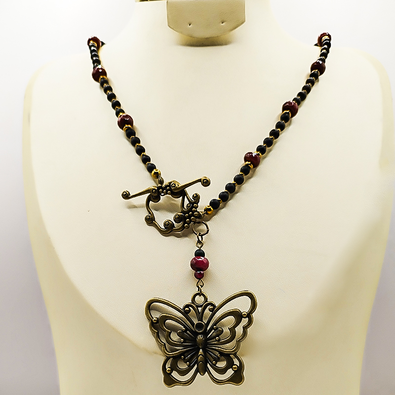 گردنبند سنگی بلتاگالری مدل فریماه با پلاک پروانه 7 گردنبند سنگی بلتاگالری مدل فریماه با پلاک پروانه